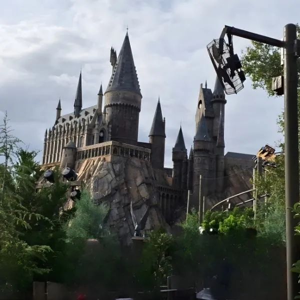 Vue extérieure du château de Poudlard avec ses tours emblématiques au Warner Bros. Studio Tour à Orlando