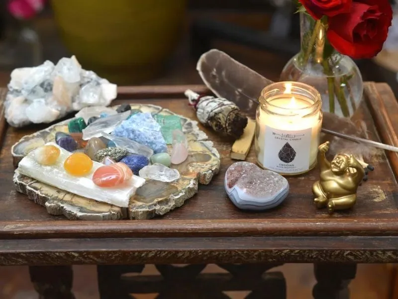 Autel de méditation avec cristaux, bougies et décoration zen pour l'équilibre énergétique