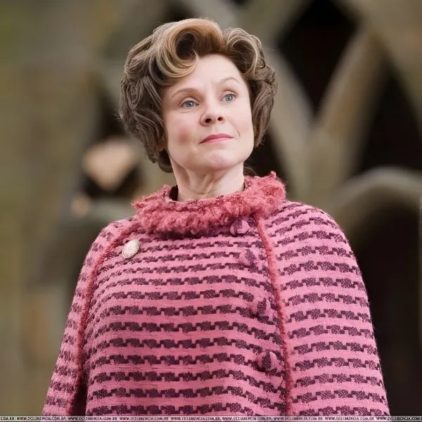 Dolores Ombrage, sorcière en tenue rose vintage élégance mystérieuse et autoritaire