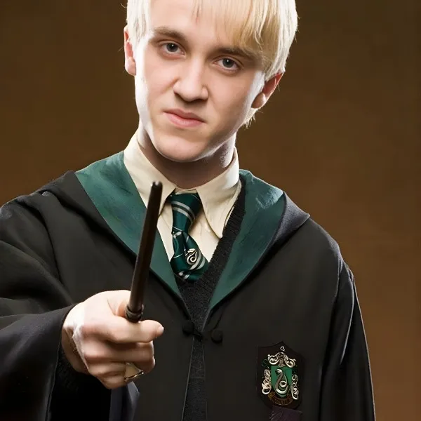 Drago Malefoy , jeune sorcier blond avec baguette magique en main uniforme école de magie