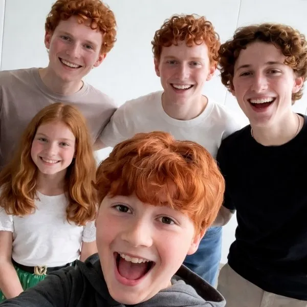 Groupe de jeunes fans de Harry Potter aux cheveux roux ressemblant à la famille Weasley souriant pour un selfie pour la série HBO.