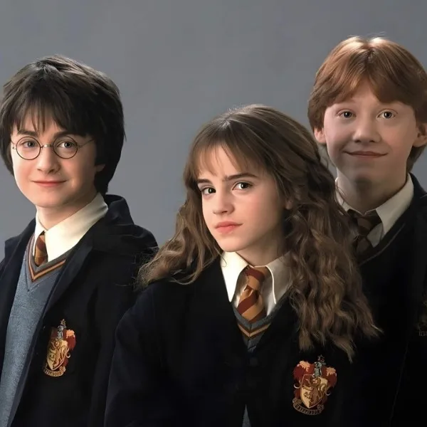 Portrait des jeunes acteurs Daniel Radcliffe, Emma Watson et Rupert Grint portant l'uniforme de Gryffondor pour le film Harry Potter aux studios Warner Bros.