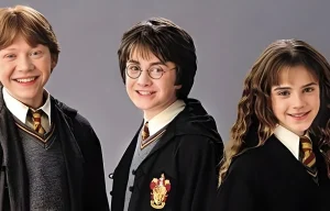 Portrait des trois personnages principaux de Harry Potter — Harry Potter, Ron Weasley et Hermione Granger — portant leurs uniformes de Poudlard avec les cravates rouge et or de la maison Gryffondor.