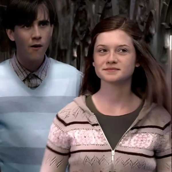 Portrait des acteurs Matthew Lewis et Bonnie Wright incarnant respectivement Neville Londubat et Ginny Weasley, personnages emblématiques de la saga Harry Potter.