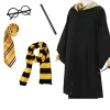 Pack complet d'apprenti sorcier harry potter incluant une robe noire à capuche avec doublure jaune, une cravate rayée, une écharpe assortie, une baguette magique et des lunettes rondes noire
