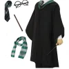 Pack complet d'apprenti sorcier harry potter incluant une robe noire à capuche avec doublure verte, une cravate rayée, une écharpe assortie, une baguette magique et des lunettes rondes noire