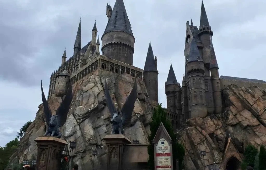 Réplique du château de Poudlard avec ses tours médiévales et statues de sangliers ailés aux studios Warner Bros de Leavesden