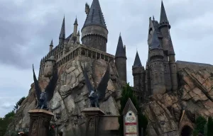Réplique du château de Poudlard avec ses tours médiévales et statues de sangliers ailés aux studios Warner Bros de Leavesden
