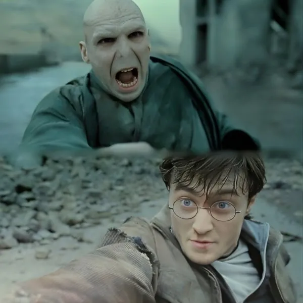 Harry Potter et Lord Voldemort face à face lors de la bataille finale de Poudlard dans les Reliques de la Mort.