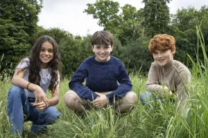 Dominic McLaughlin, Arabella Stanton et Alastair Stout incarnant Harry, Hermione et Ron dans la nouvelle série HBO.