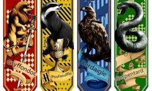 Blasons des quatre maisons de Poudlard : Gryffondor, Hufflepuff, Ravenclaw et Slytherin avec leurs emblèmes et reliques