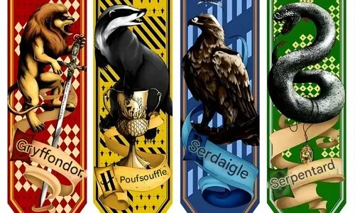 Blasons des quatre maisons de Poudlard : Gryffondor, Hufflepuff, Ravenclaw et Slytherin avec leurs emblèmes et reliques