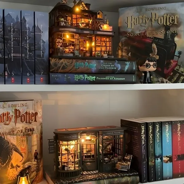 Book nook Harry Potter miniature rétroéclairée représentant le Chemin de Traverse entre des livres de collection.
