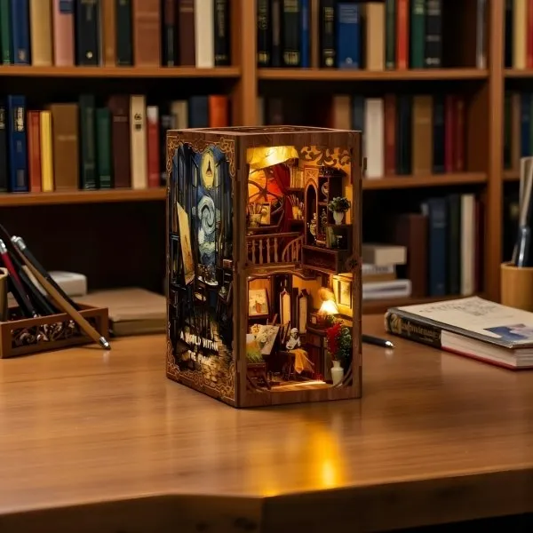 Serre-livres décoratif lumineux style vintage posé sur un bureau en bois devant une bibliothèque.