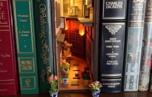 Serre-livres book nook japonais avec lanternes rouges et fleurs de cerisier entre des ouvrages classiques.
