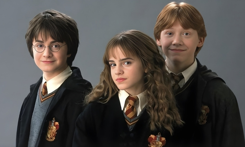 Les acteurs Daniel Radcliffe, Emma Watson et Rupert Grint posant en costumes de Gryffondor aux studios Warner Bros de Leavesden