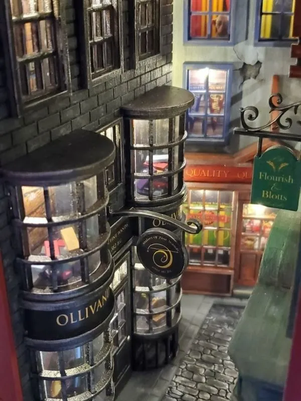 Miniature Book Nook Chemin de Traverse Diagon Alley boutique Ollivander et vitrines éclairées