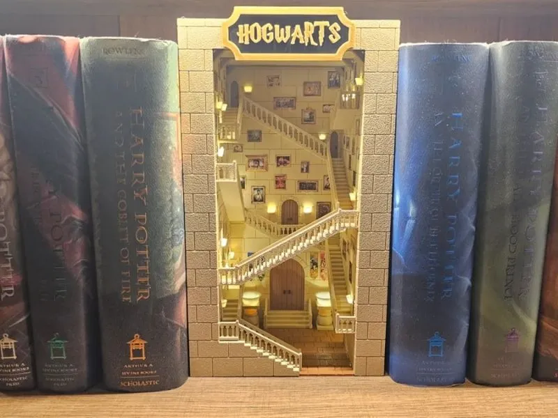 Book Nook Harry Potter escaliers magiques de Poudlard miniature lumineuse avec LED pour bibliothèque