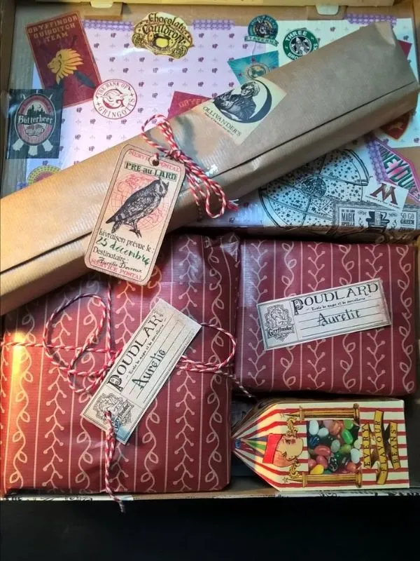 Emballage cadeau thématique Harry Potter avec étiquettes rétro et détails magiques.