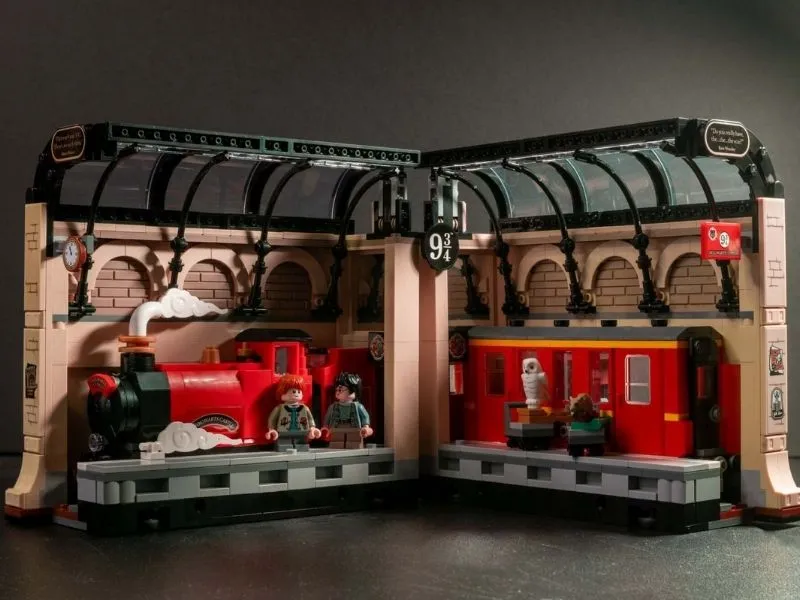 Book Nook Poudlard Express locomotive rouge sur le Quai 9 3/4 avec figurines et éclairage LED en LEGO