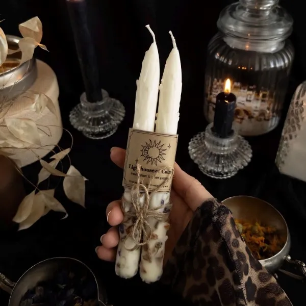 Paire de bougies artisanales blanches ornées de fleurs séchées pour rituels et méditation