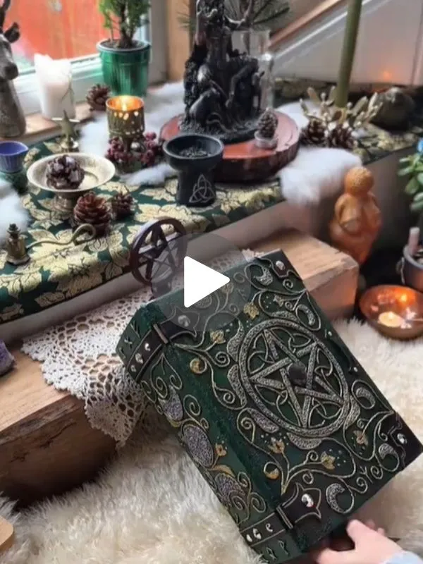 Grimoire de sorcière ouvert sur une table en bois