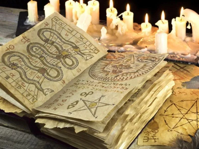 Grimoire médiéval ouvert avec dessins magiques et symboles ésotériques éclairé par des bougies.