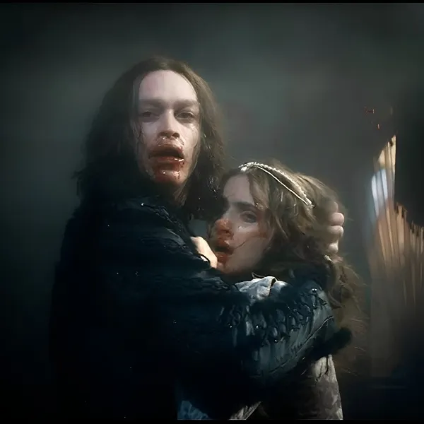 Jeune homme vampire protégeant une femme effrayée dans une ambiance cinématographique sombre et brumeuse.