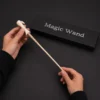 Baguette Lumineuse Vodemort en résine tenue à deux mains devant son coffret de présentation
