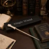 Baguette Lumineuse Voldemort sur bureau avec grimoires et livres de magie