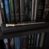 Baguette Lumineuse exposée sur une étagère avec bibliothèque