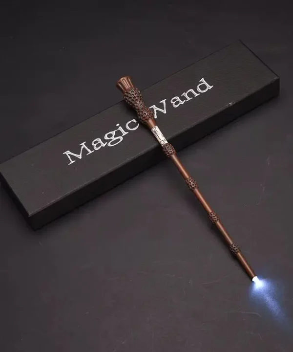 Baguette Dumbledore lumineuse en résine, détails réalistes, parfaite pour cosplay et collection.