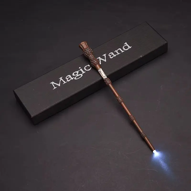Baguette Dumbledore lumineuse en résine, détails réalistes, parfaite pour cosplay et collection.