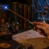 Baguette Dumbledore lumineuse en résine, détails réalistes, parfaite pour cosplay et collection.