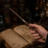 Baguette Dumbledore lumineuse en résine, détails réalistes, parfaite pour cosplay et collection.