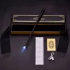 Baguette lumineuse mystique noire mate LED, manche sculpté, pour collection et cosplay.