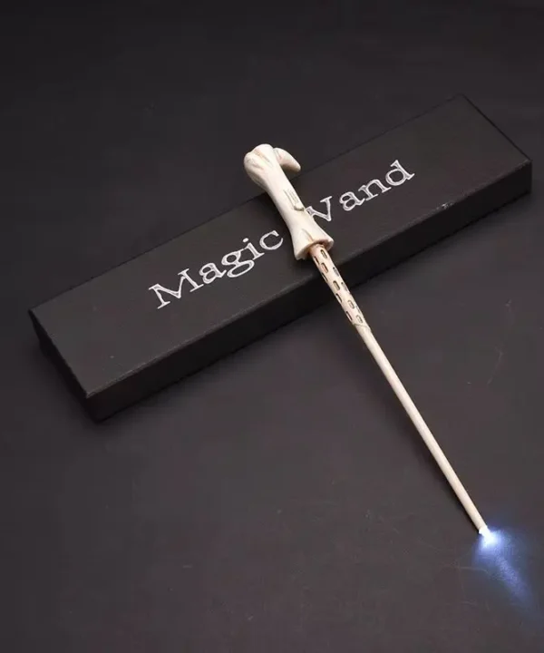 Baguette lumineuse Voldemort en résine ivoire avec lumière LED, présentée dans son coffret original.
