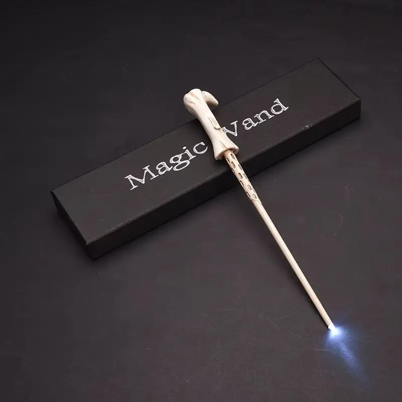 Baguette lumineuse Voldemort en résine ivoire avec lumière LED, présentée dans son coffret original.