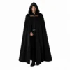 Cape médiévale noire à capuche en velours, attache lanières similicuir, drapé élégant.