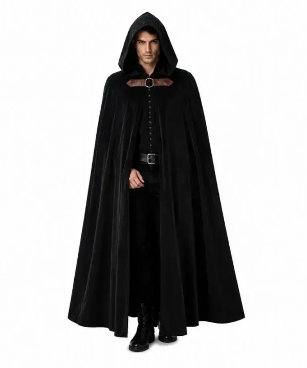 Cape médiévale noire à capuche en velours, attache lanières similicuir, drapé élégant.