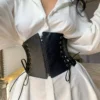 Ceinture corset noire style steampunk et médiéval avec bande extensible et laçage élégant.