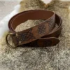 Ceinture médiévale marron style celtique avec anneau bronze et motifs gravés pour GN et reconstitution.