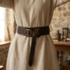 Ceinture médiévale vintage marron foncé similicuir, style corset, boucle laiton vieilli et pan pendant.