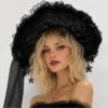 Chapeau de sorcière gothique noir, dentelle raffinée, nœud satin, pendentifs étoiles lune.