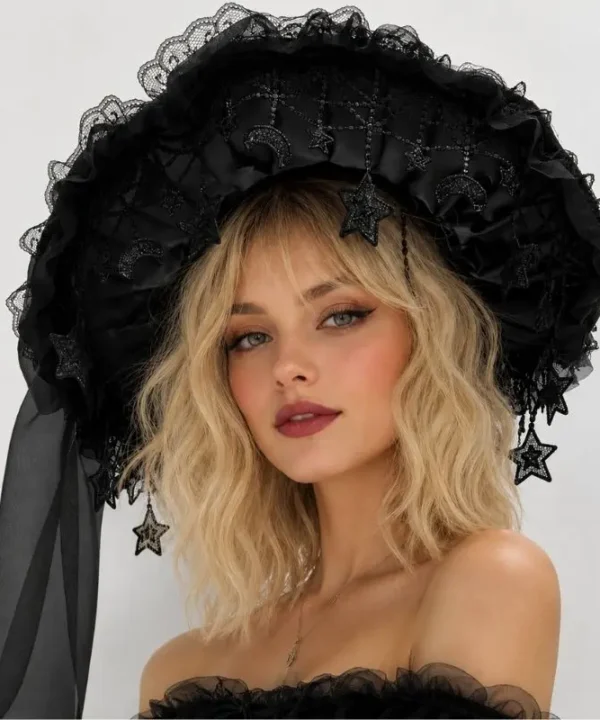 Chapeau de sorcière gothique noir, dentelle raffinée, nœud satin, pendentifs étoiles lune.