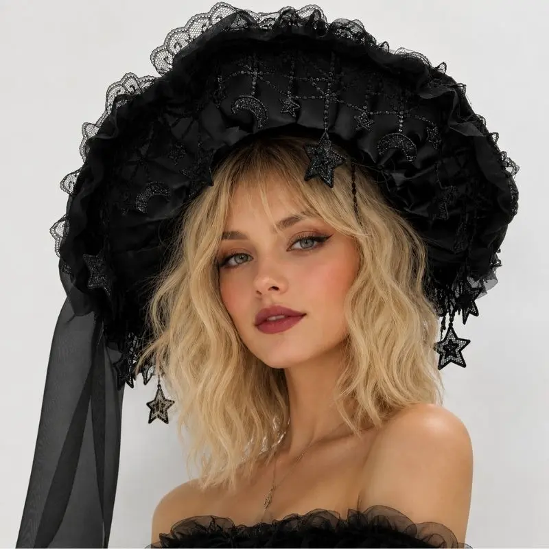 Chapeau de sorcière gothique noir, dentelle raffinée, nœud satin, pendentifs étoiles lune.
