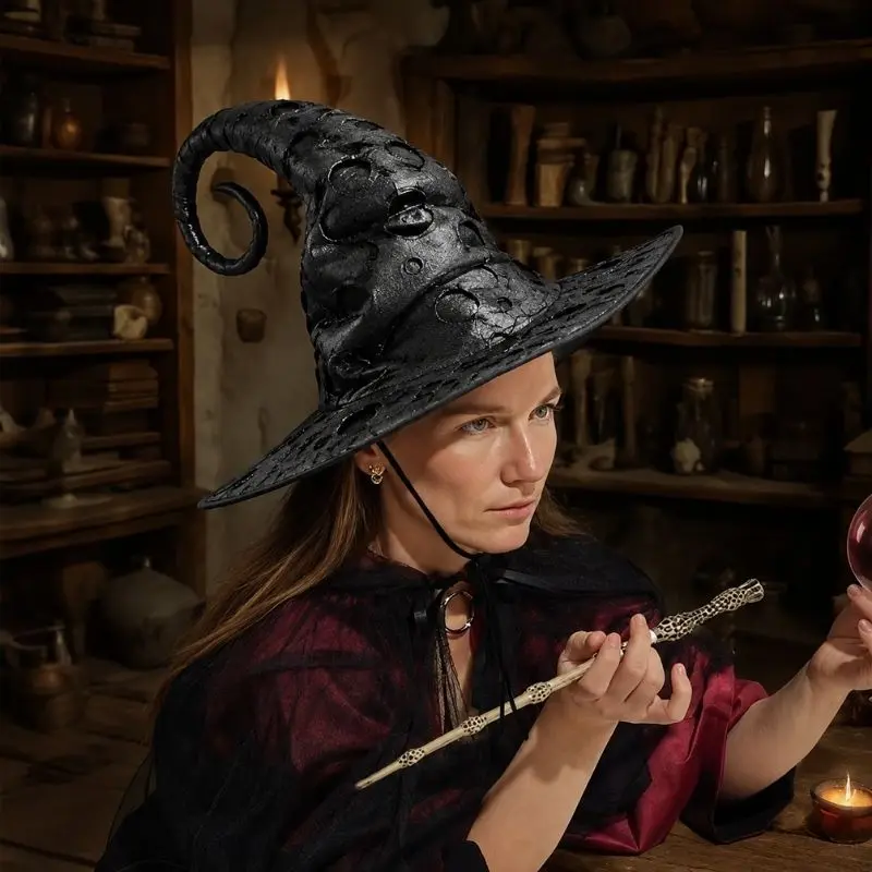 Chapeau de sorcière gothique noir à pointe spirale avec texture usée pour cosplay fantasy.