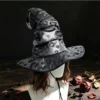 Chapeau de sorcière noir en tissu effet brûlé avec large bord et pointe recourbée.