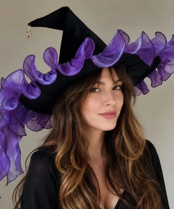 Chapeau de sorcière noir velours, volant organza violet, nœud et breloque étoile dorée.