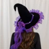 Chapeau de sorcière fantasy noir avec volant violet en organza, perles décoratives et breloque étoile.